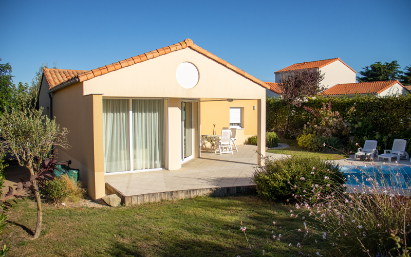 Villa-vendee - Vakantievilla in de Vendée - Les Jardins des Sables d’Olonne - Villa Acacia nr 39 achterkant huis en zwembad 2